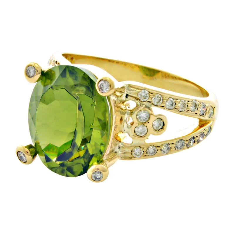 ladies-radiant-cut-emerald-rings-Ring-Peridot and Diamond