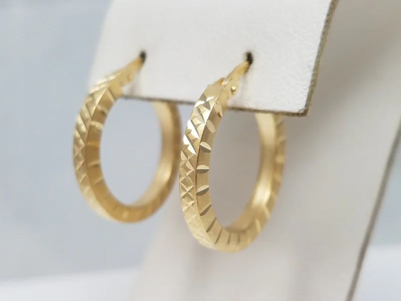 ladies-pearl-gold-earrings-Fashionable 14k Yellow Gold Diamond Cut Hollow Hoop Earrings