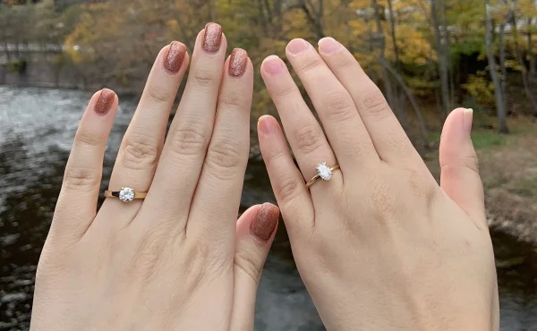 The wedding ring symbolizes endless love and commitment. It is the "eternal ring" in the relationship between husband and wife. No matter how time passes, this ring will always closely connect the hearts of two people.