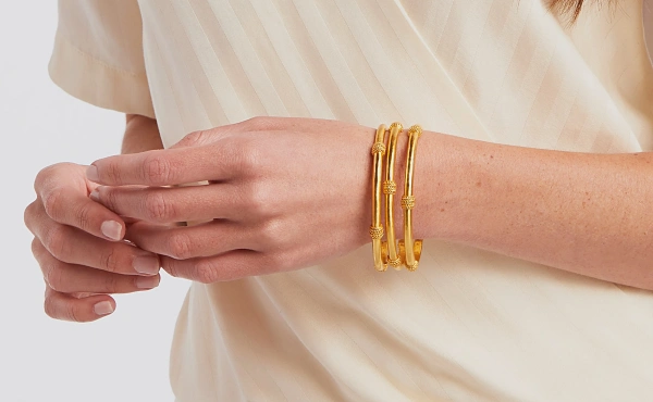 Traditional and classic, gold bracelets often symbolize wealth and status, and when worn on the wrist, they are elegant and majestic.